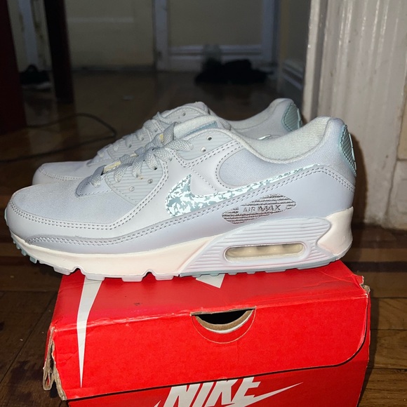 Nike air max 90 Women’s White/ Aura Size:8.5 Not Sold Anymore $130 NWB - Picture 2 of 7